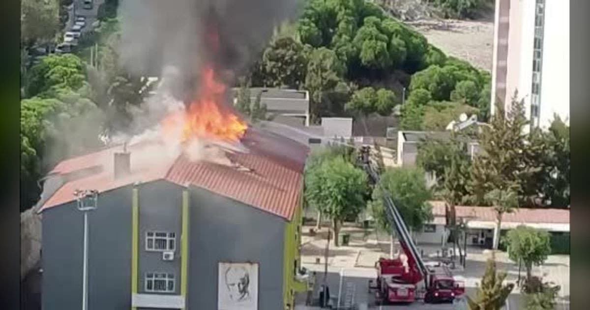 İzmir’de ortaokulun çatısında korkutan yangın