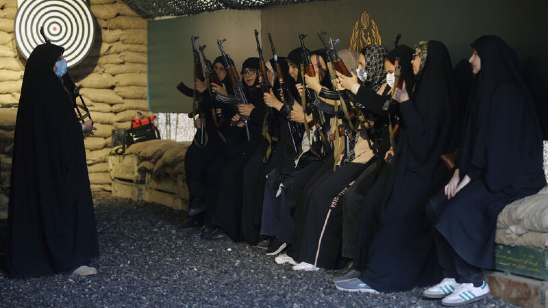 İran’da sivillere silah eğitimi veriliyor