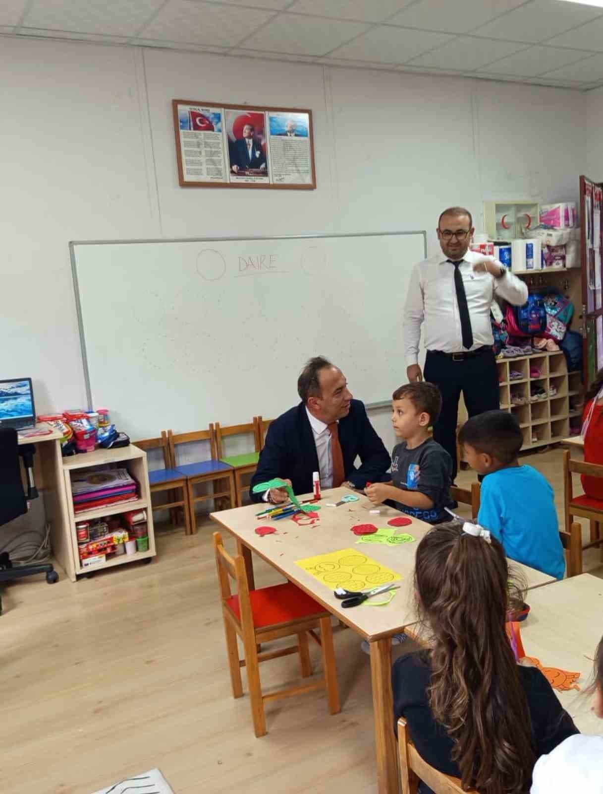 Efeler İlçe Milli Eğitim Müdürü Çomruk, öğrencilerin oyununa ortak oldu