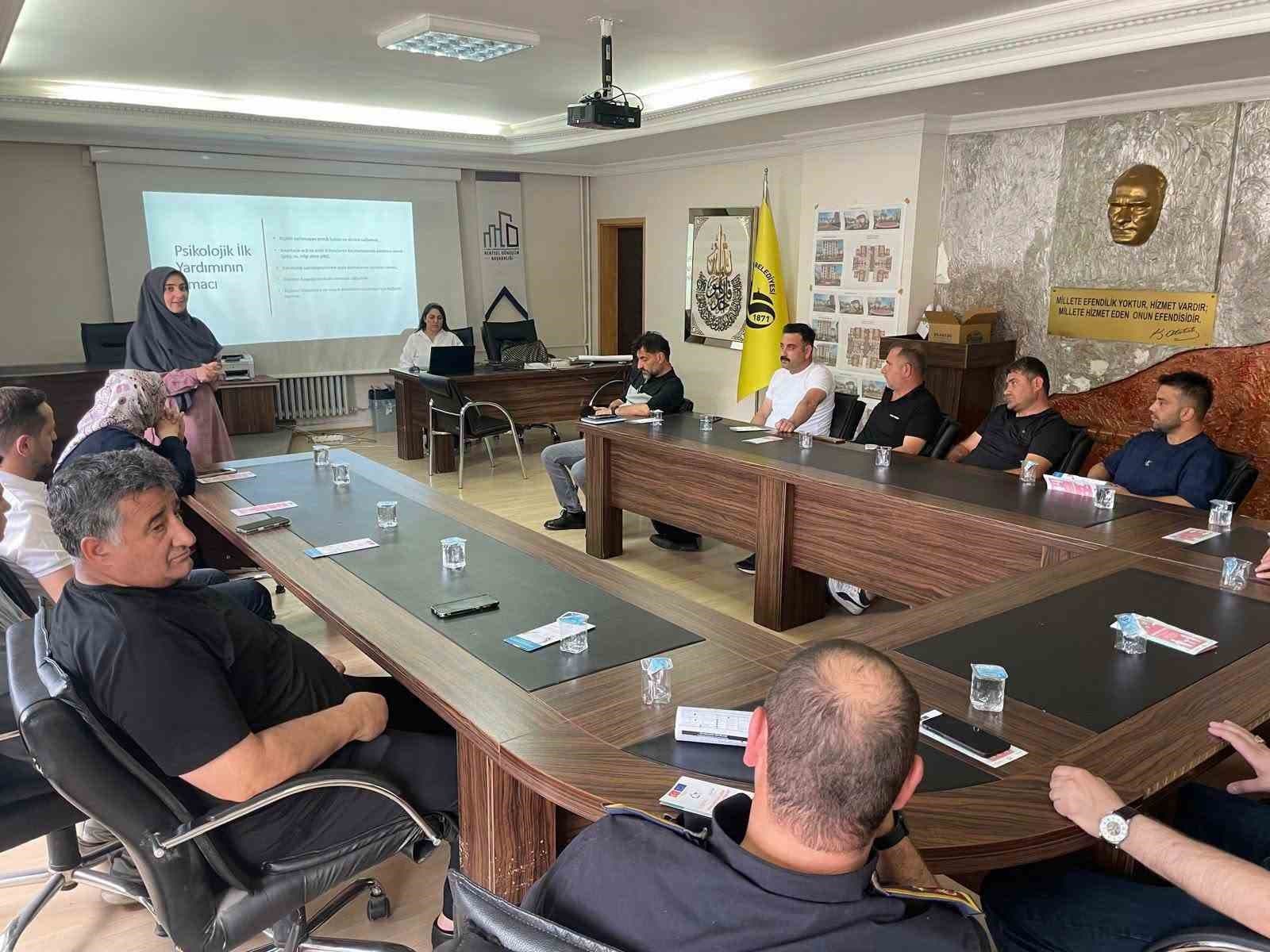 Belediye personeline psikolojik ilk yardım eğitimi verildi