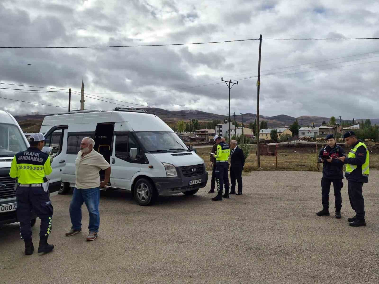 Bayburt’ta okul servislerinin güvenliği kontrol edildi