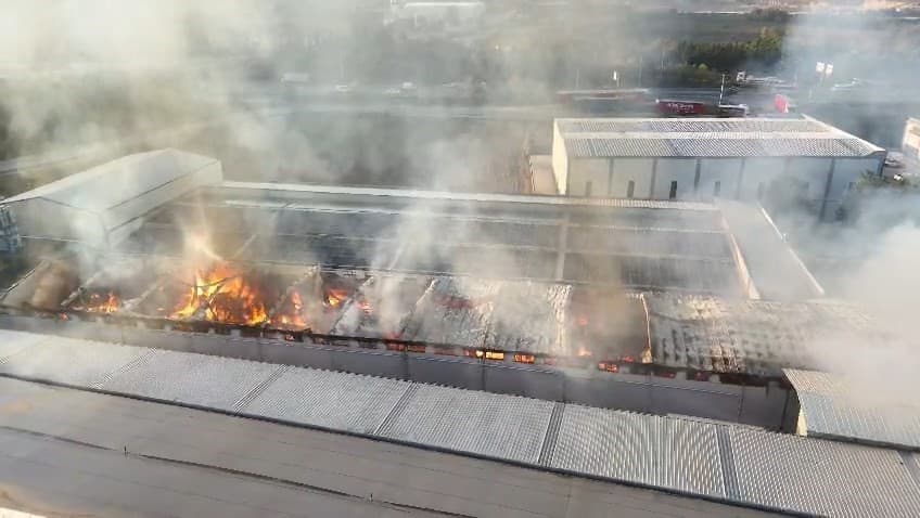 Bursa’da mobilya fabrikasında büyük yangın...30 itfaiye ve tanker olay yerinde