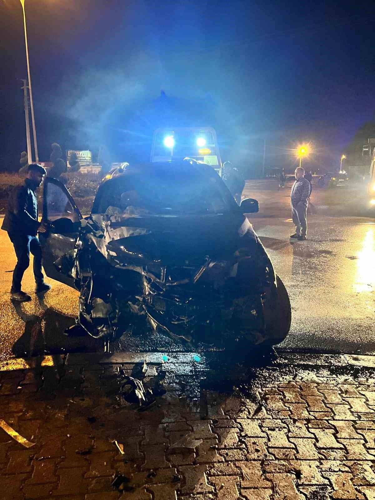 Ereğli’de SUV tipi araç duvara çarptı: 4 yaralı