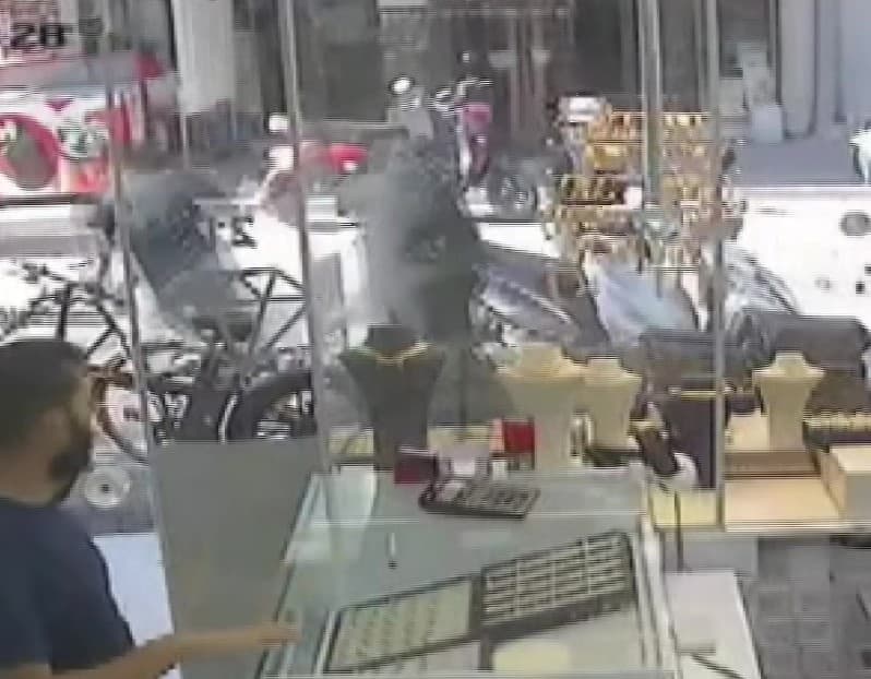 Çantayı kapıp kaçtılar, kadın peşlerinden koştu