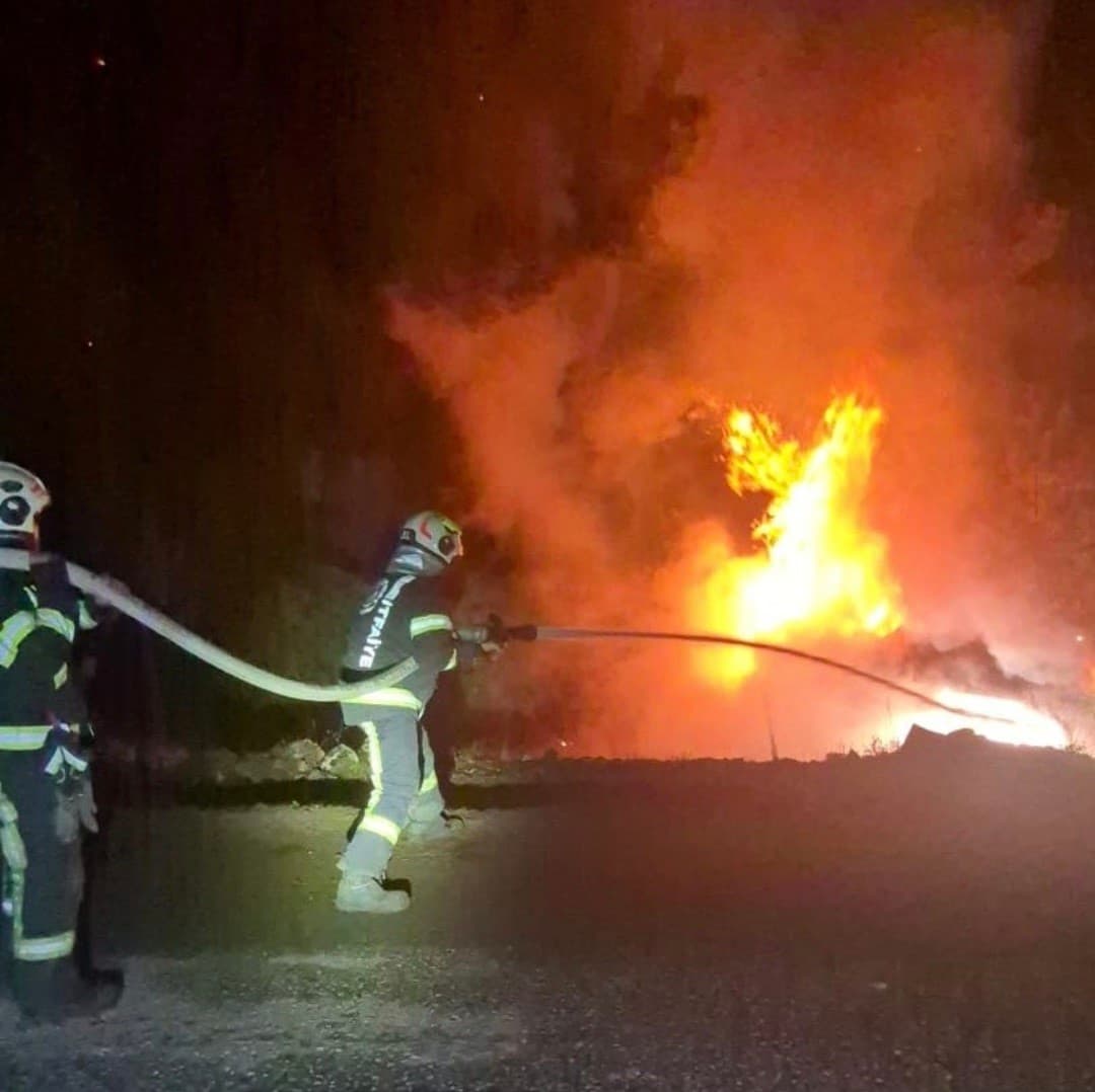 Kaza yapan araç alev alarak hurdaya döndü