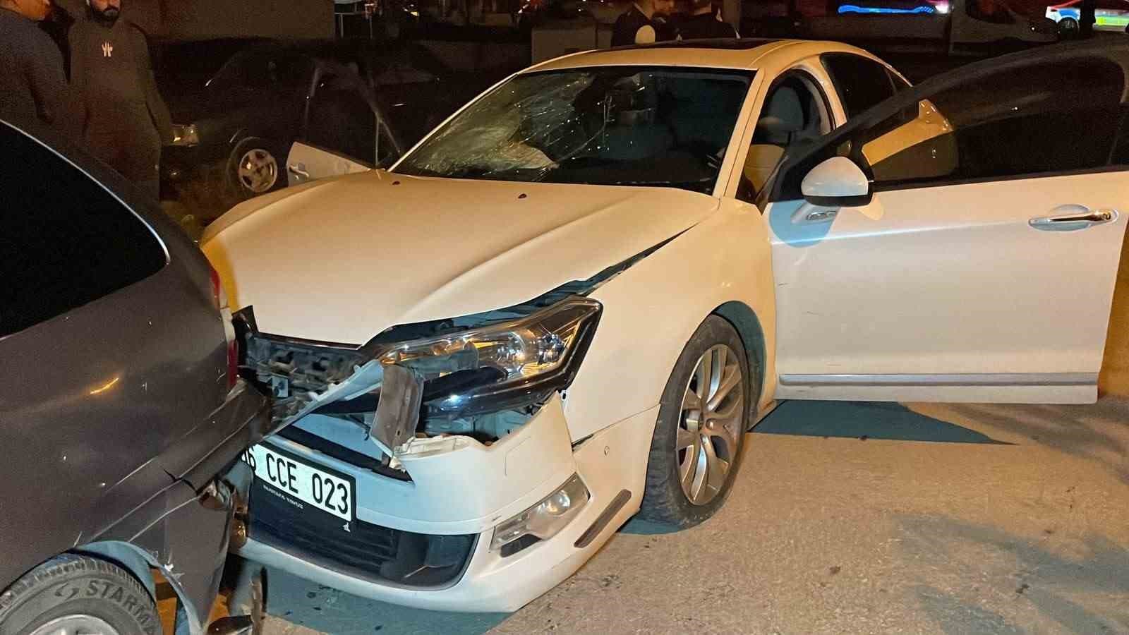 Kavşaktaki kaza kamerada: 2’si ağır 3 kişi yaralandı