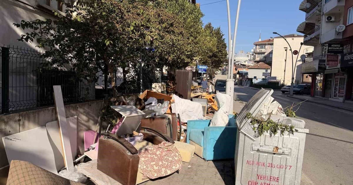 Kaldırımda akılalmaz görüntü: Ne varsa dışarı attılar
