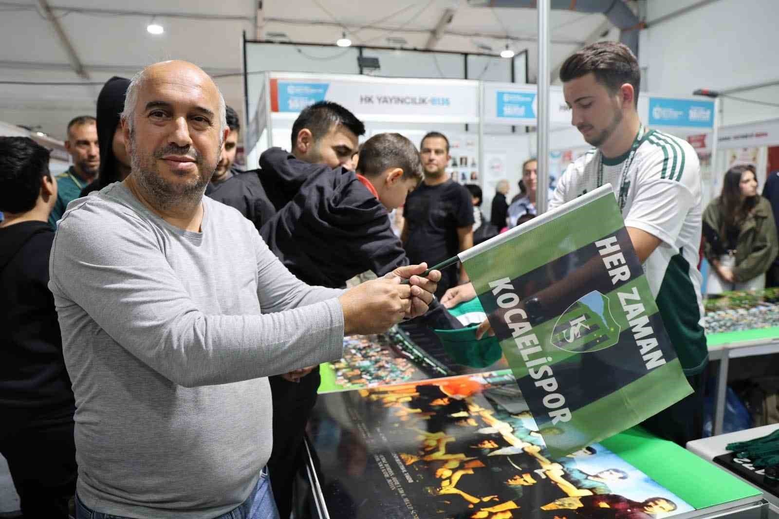 Kitap Fuarı’nda Kocaelispor standına ziyaretçilerden ilgi