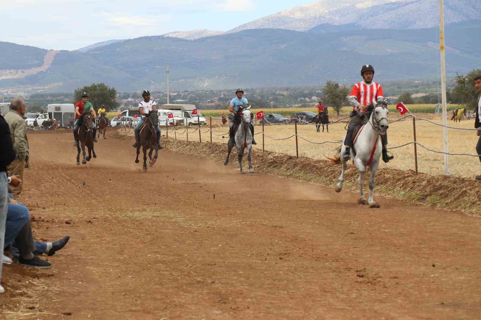 Kızılcabölük Rahvan At Yarışları’nda kıyasıya rekabet yaşandı