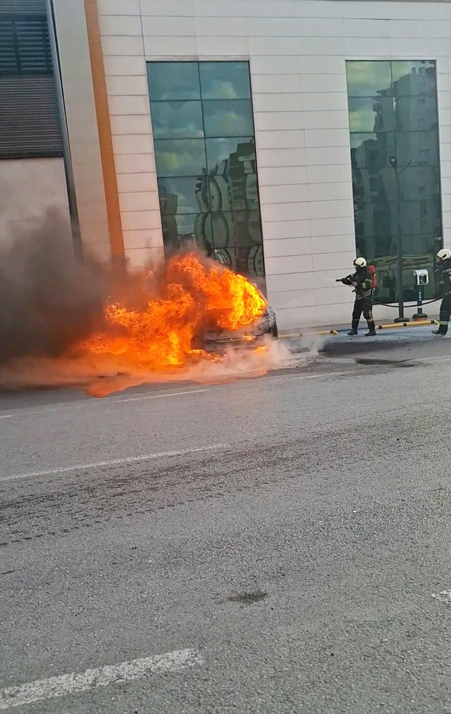 Kayseri’de elektrikli otomobil alev alev yandı