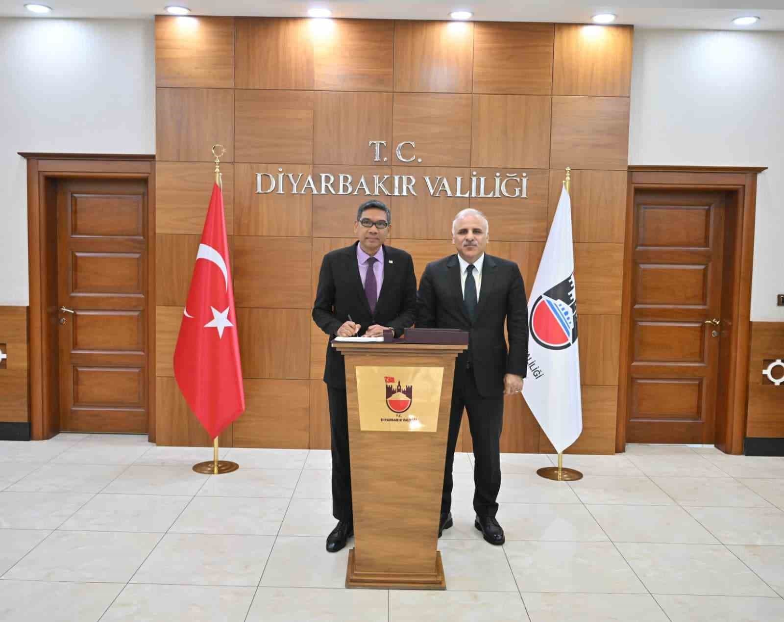 Malezya Ankara Büyükelçisi Shaffieq Vali Murat Zorluoğlu ile bir araya geldi