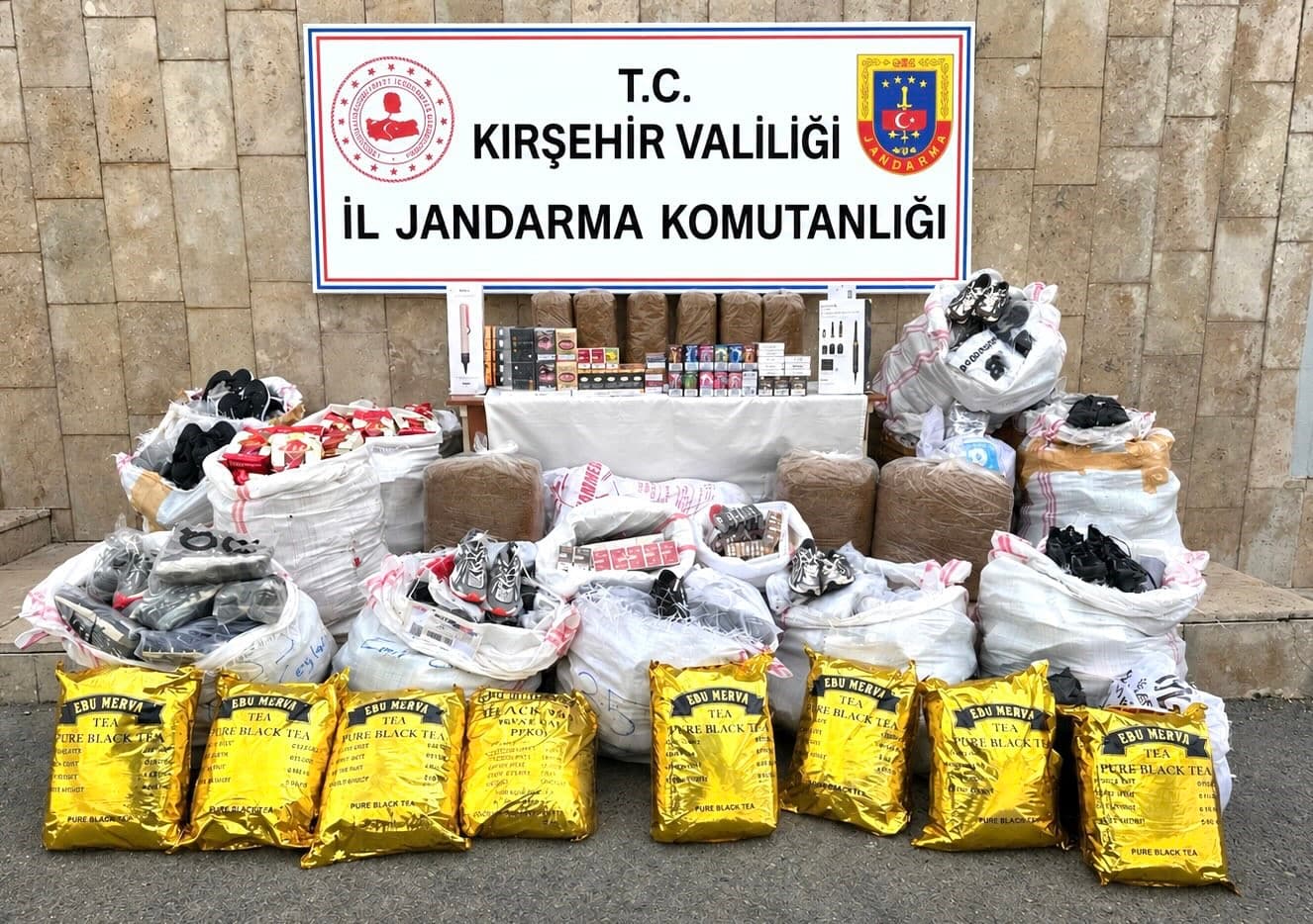 Gümrük kaçağı eşya sevkiyatına jandarma engeli: 2,8 milyon liralık ürün ele geçirildi