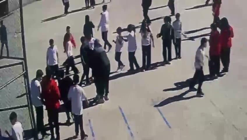 Öğretmenin hayat kurtaran manevrası güvenlik kamerasında