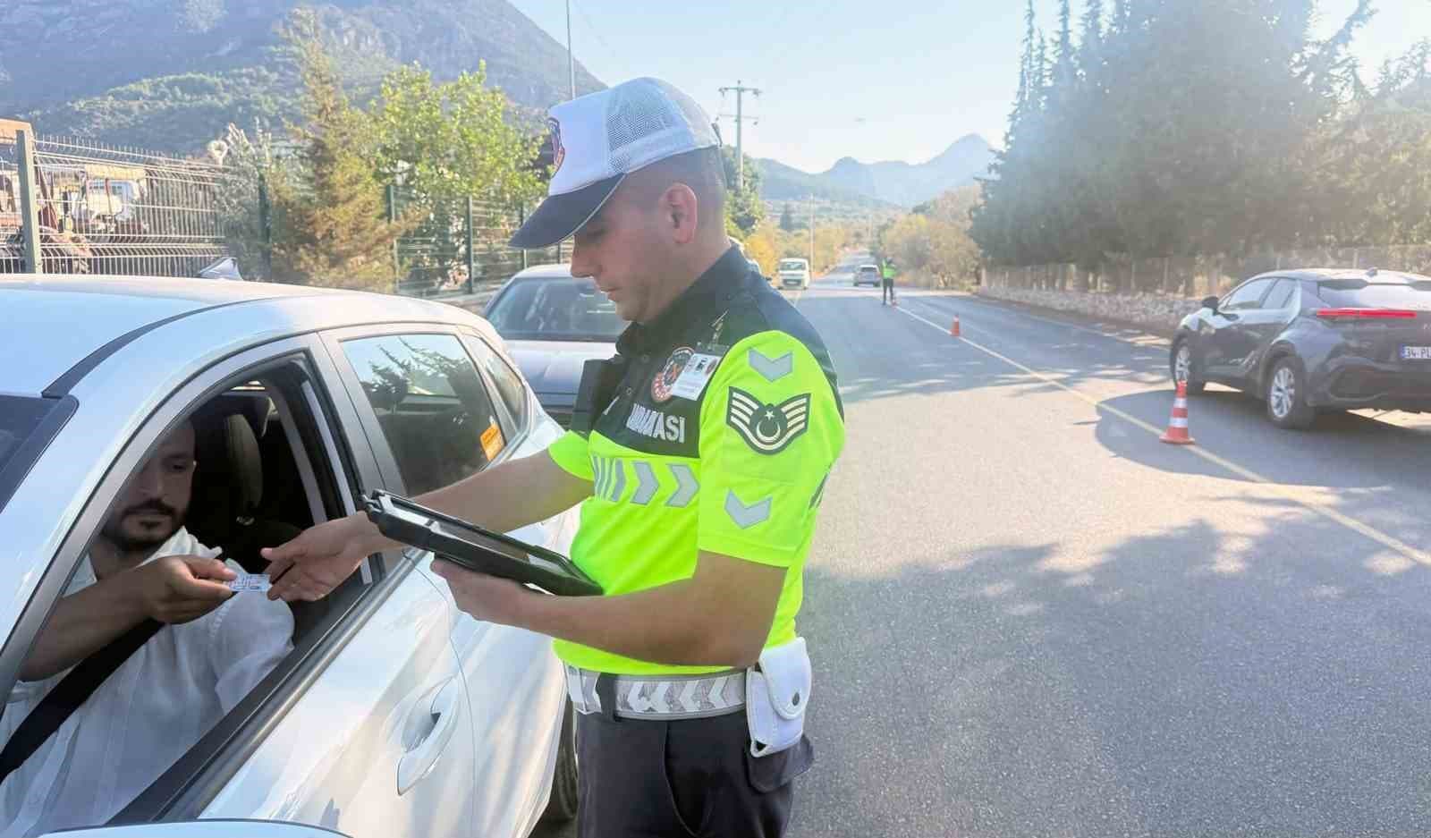 Jandarma Trafik timleri Muğla’da Eylül ayında 97 bin 187 araç denetlendi