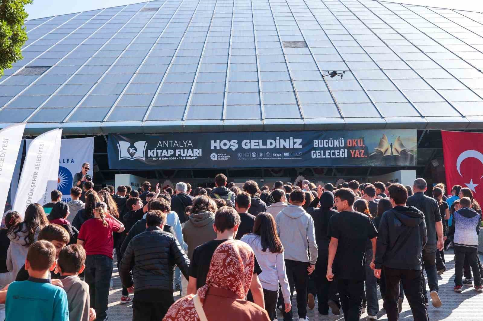 Antalya Kitap Fuarı’na öğrencilerden yoğun ilgi