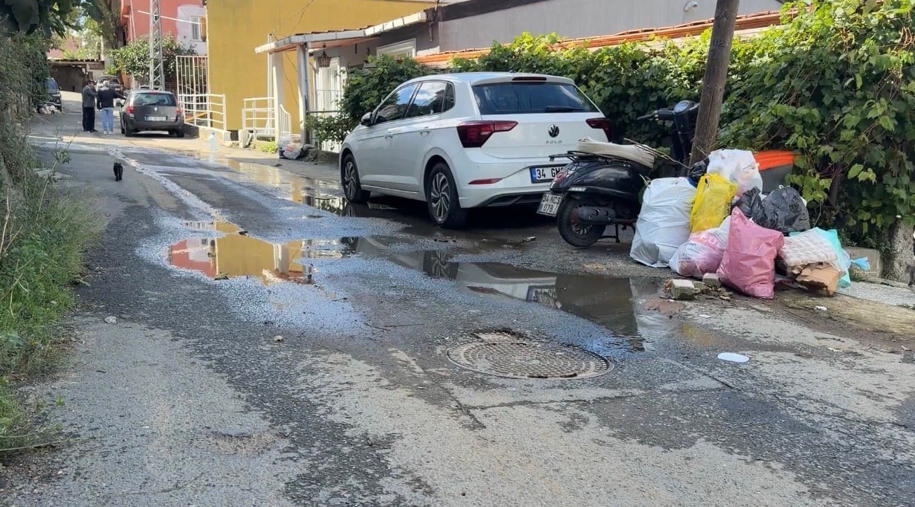Sarıyer’de evlerinin önünden akan kanalizasyon suyu mahalleliyi isyan ettirdi: "Kendi başımıza belediyecilik yapmaya çalışıyoruz"