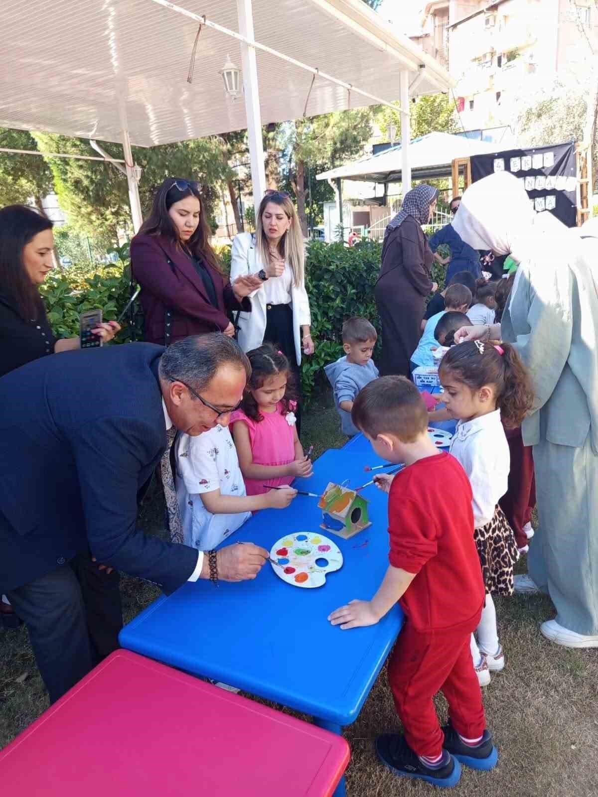 Efeler’de minik eller kuşlar için yuva yaptı