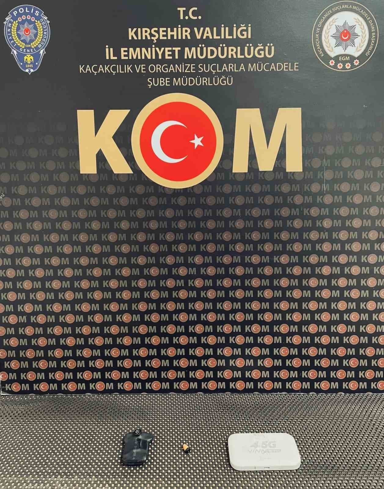 Sürücü belgesi sınavında kopya düzeneğiyle yakalandılar