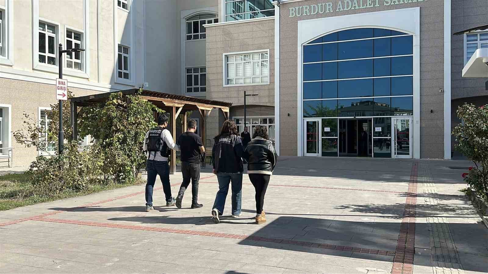 Burdur’da 3 bin 97 kullanımlık uyuşturucuyla yakalanan 2 şüpheli tutuklandı
