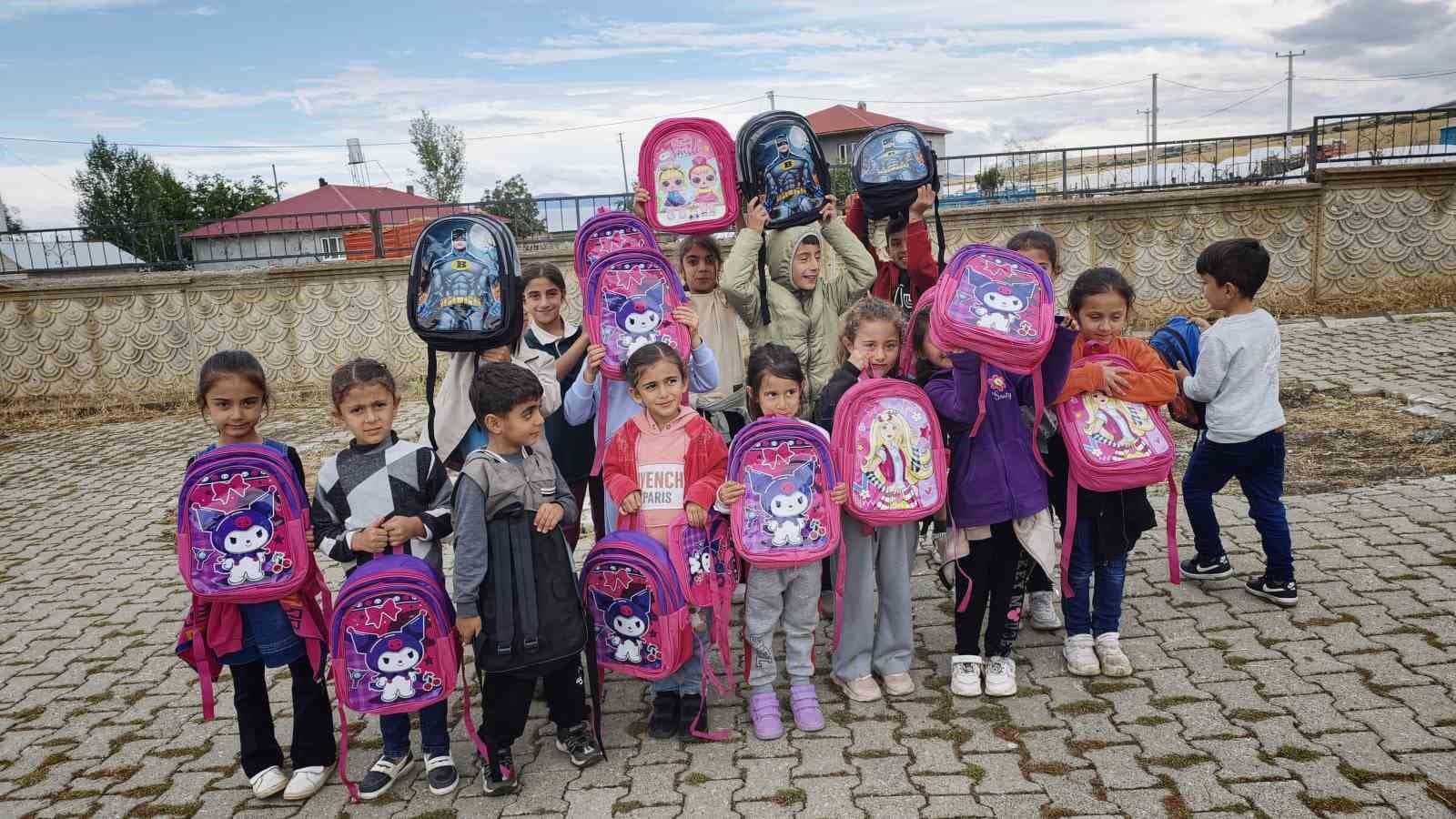 Muşlu polis memuru köy çocuklarına umut oluyor