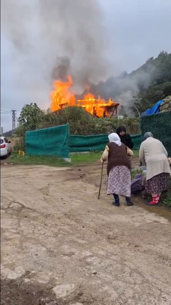 Ev yangınını gözyaşlarıyla izlediler