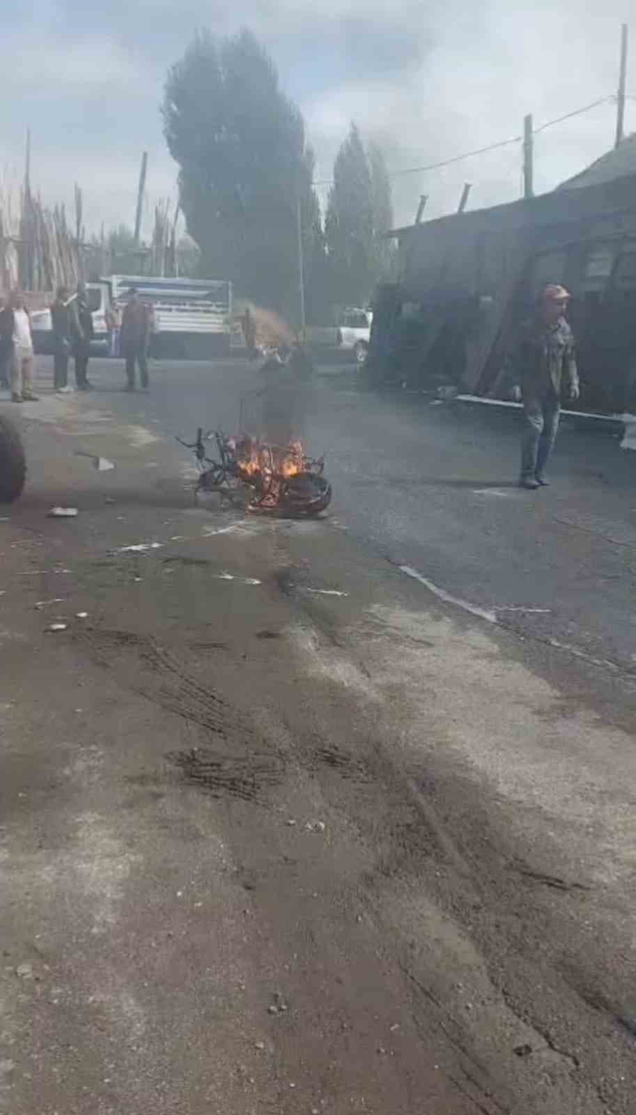 Bingöl’de kaynak yapılırken alev alan motosiklet kullanılamaz hale geldi