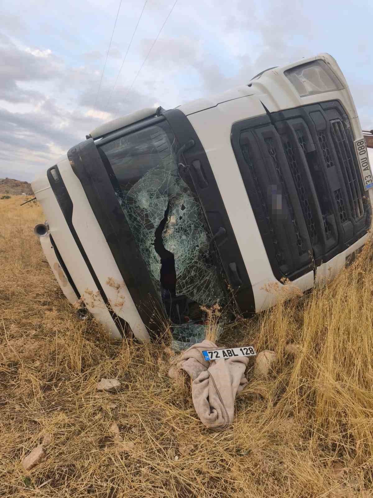 Siirt’te kamyon devrildi: 1 yaralı