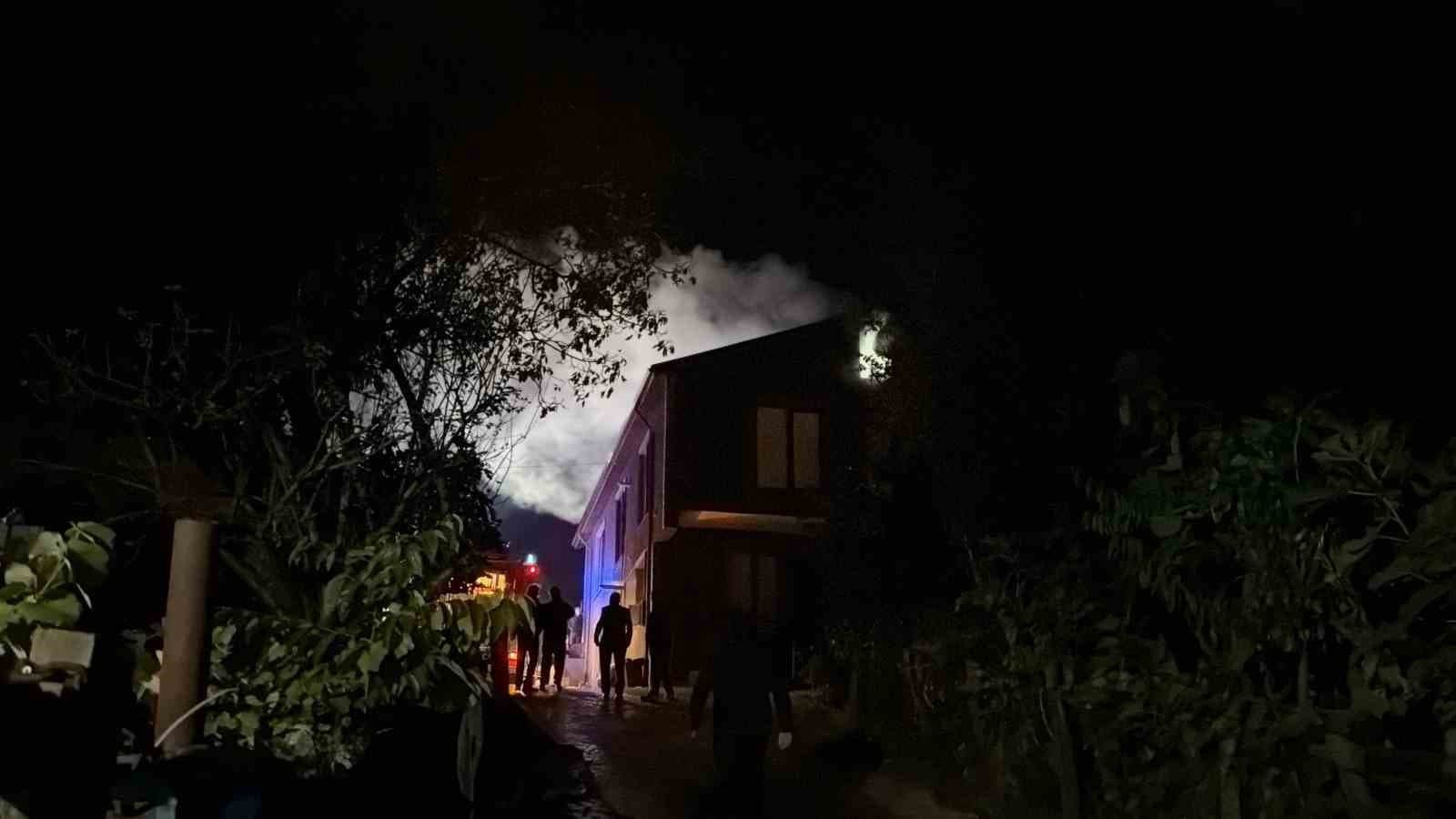 Düzce’de 2 katlı ahşap evde yangın