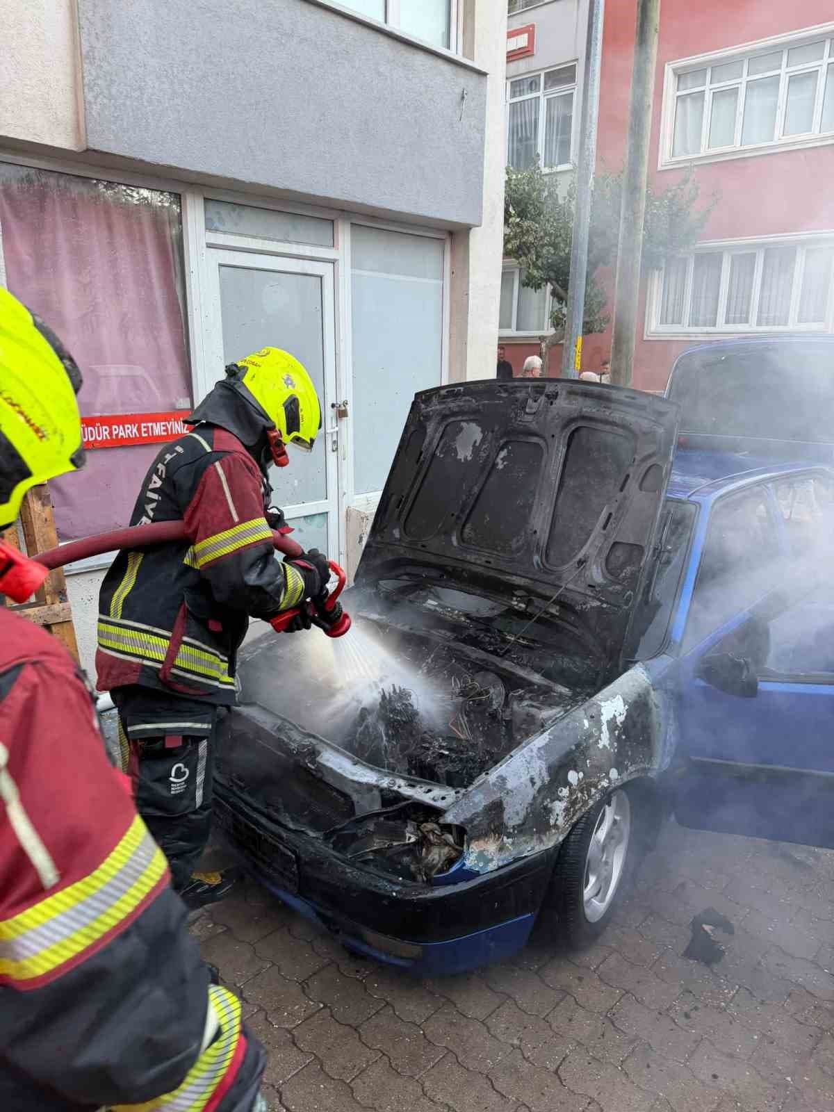 Bandırma’da park halindeki otomobilin motor kısmında alev aldı