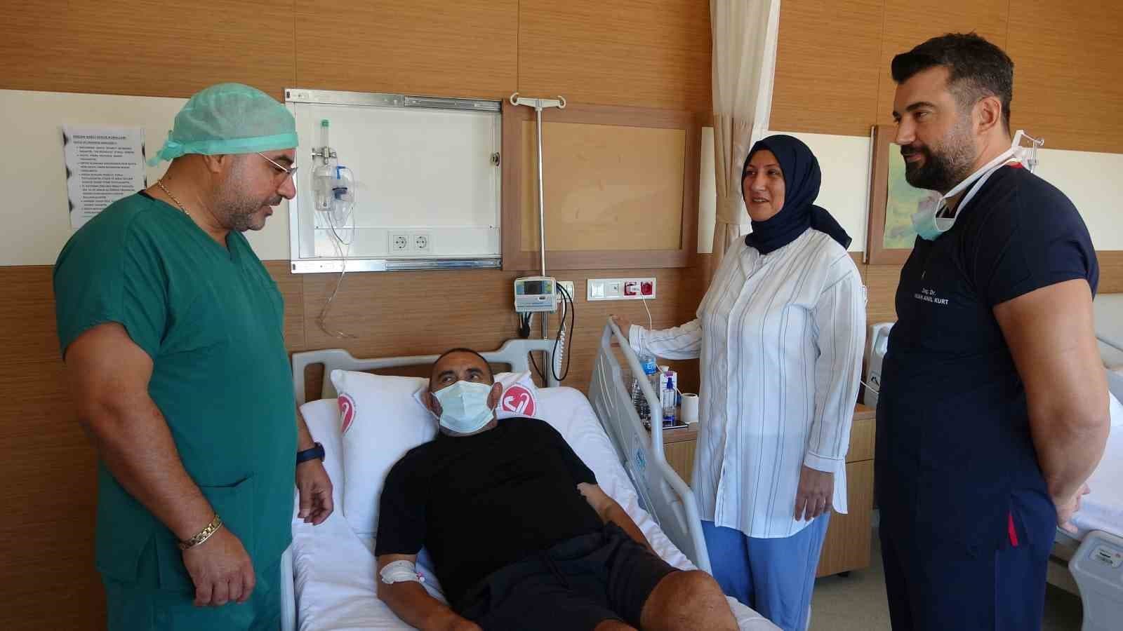 Eşine böbreğini verdikten sonra refakatçisi oldu