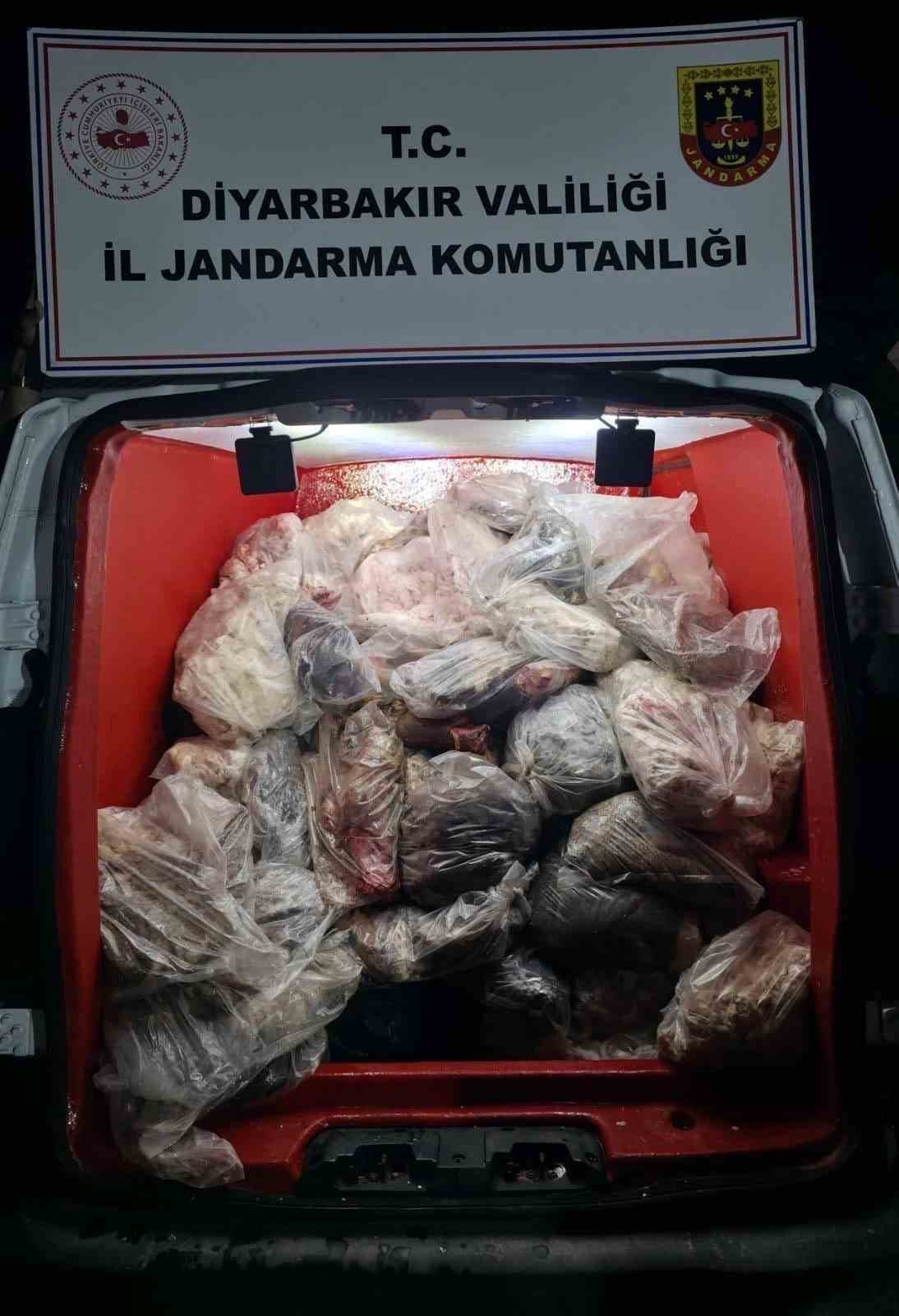 Diyarbakır’da menşei belirsiz 820 kilo hayvansal iç yağ ve sakatat ele geçirildi