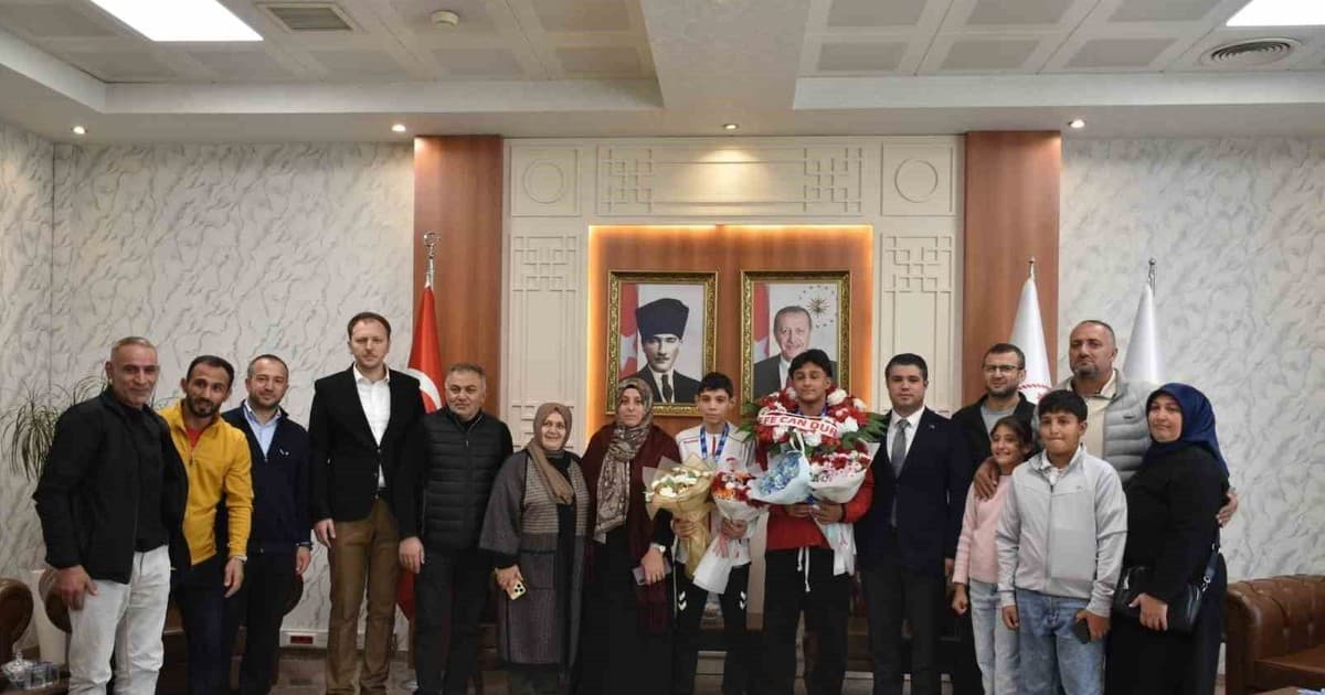 Balkan şampiyonunu ve balkan üçüncüsü çiçeklerle karşılandı