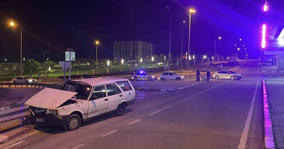 Kavşakta çarpışan otomobillerden biri bariyerlere çarparak durabildi: 2 yaralı