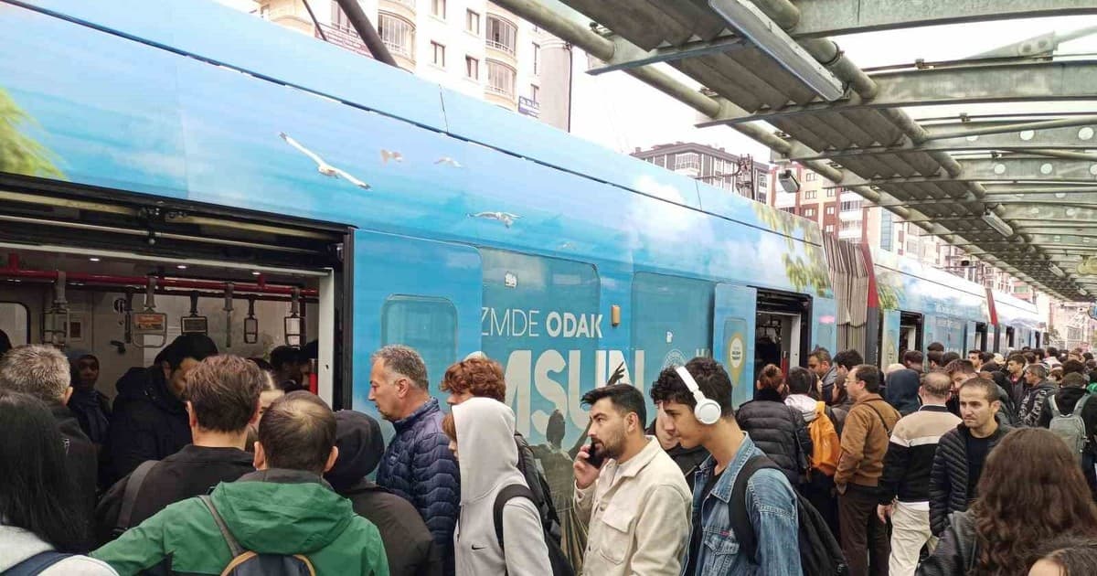 Samsun’da sabah saatlerinde tramvaylarda yoğunluk