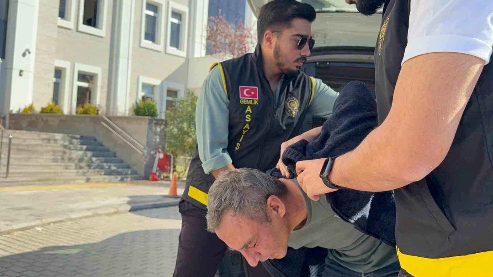 Bursa’da gürültü cinneti...Yaşlı çifti öldürdüğü öne sürülen komşu adliyeye sevk edildi