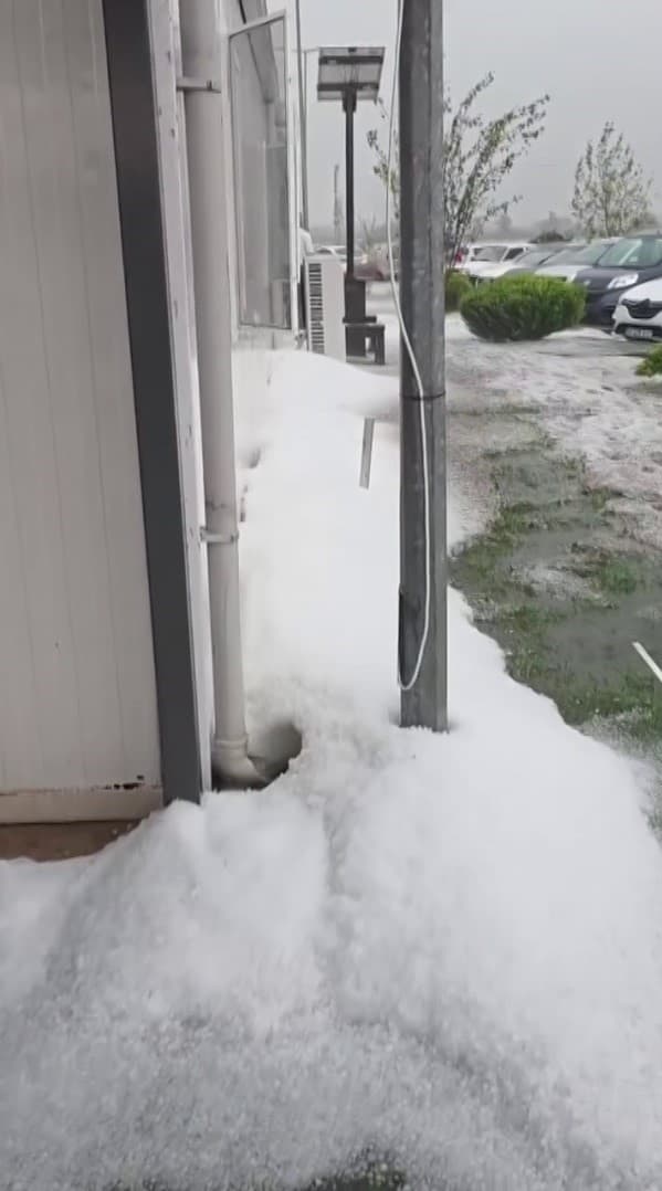 Hatay’da dolu yağışı çevreyi beyaza bürüdü