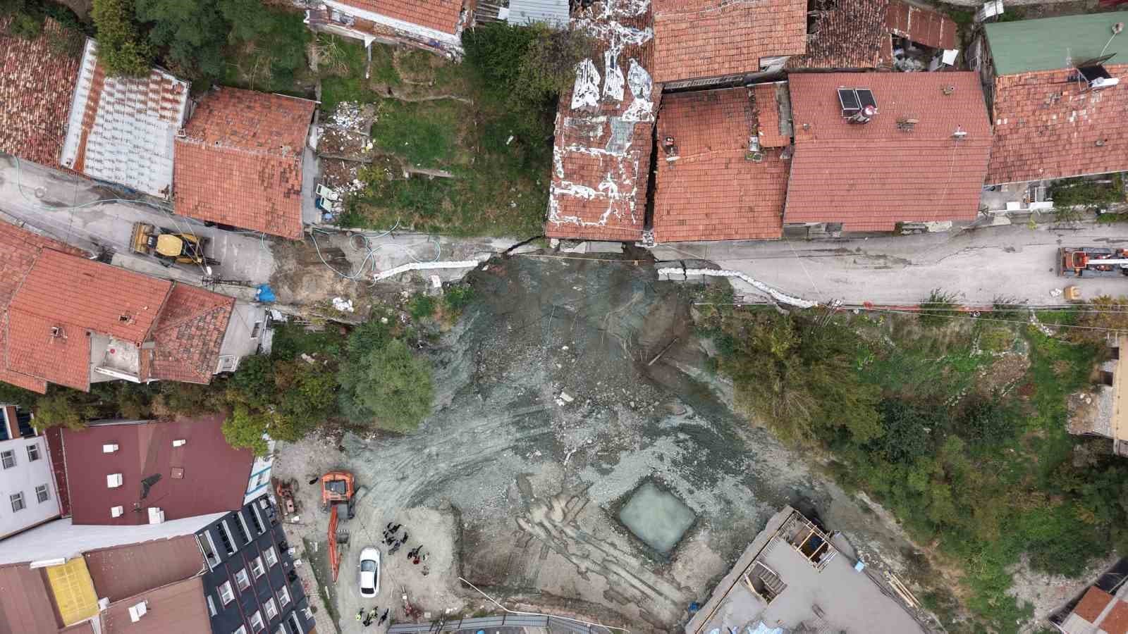 Tokat’ta inşaat alanının yanındaki yol çöktü, iki katlı apartman boşaltıldı