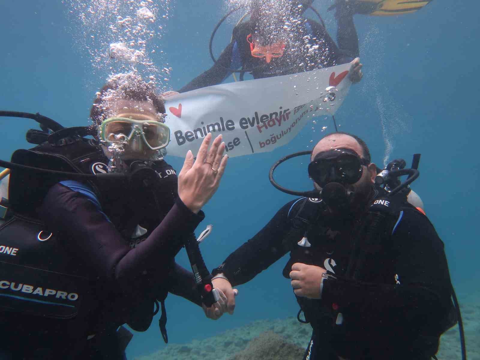 Fethiye’de kız arkadaşına 5 metre derinlikte evlenme teklif etti