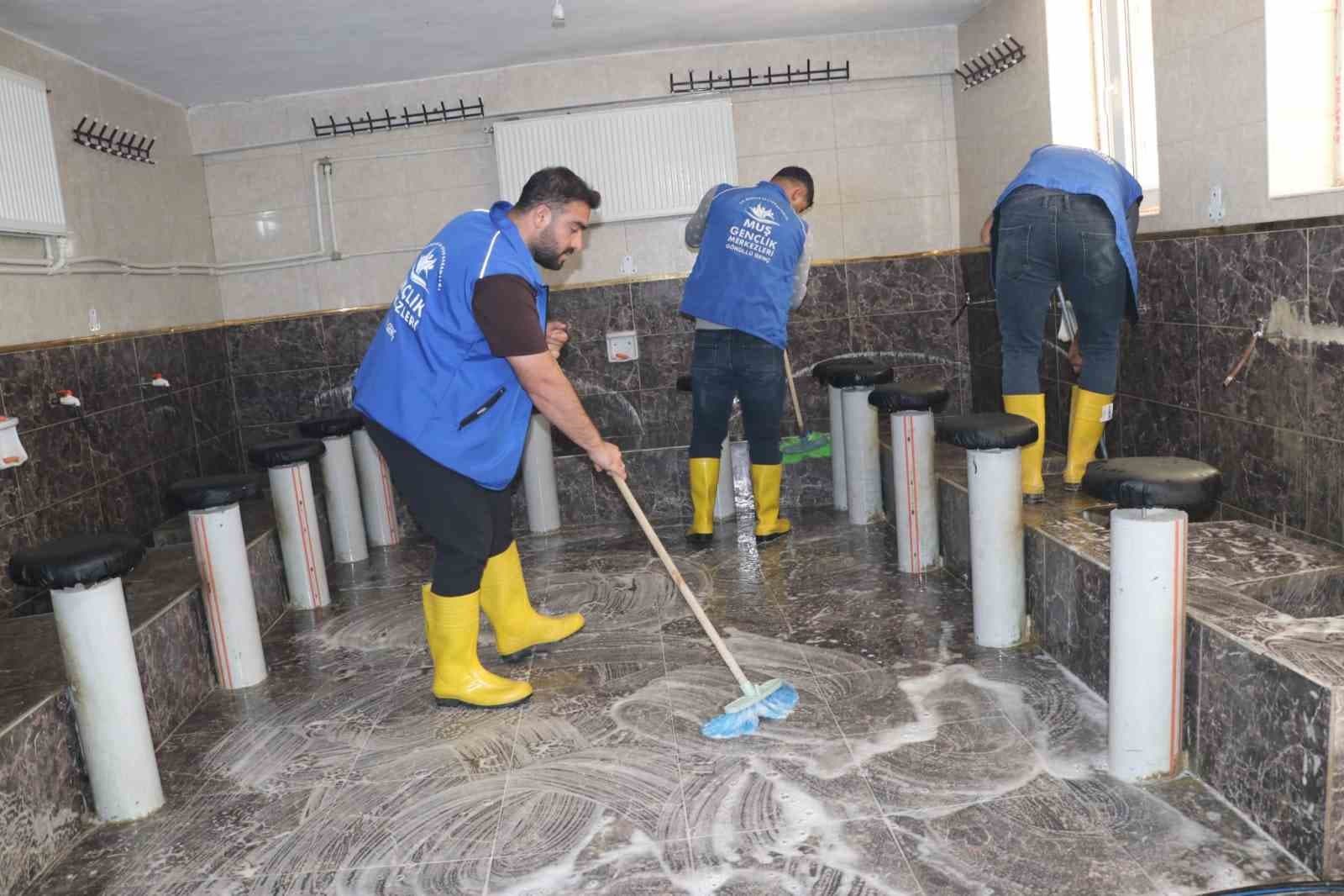 Korkut’ta gençler caminin bakımını üstlendi