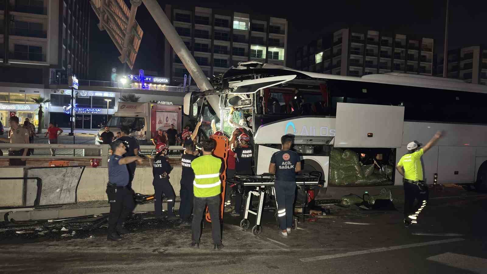 Adana'da Otobüs Alt Geçit Duvarına Çarptı: Sürücü Dahil 11 Yaralı