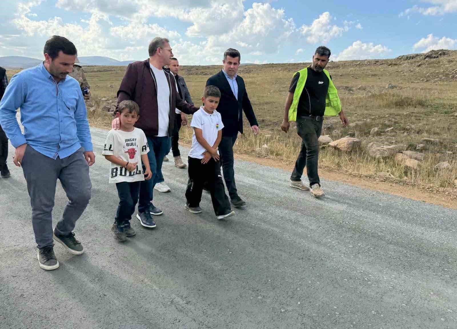 Vali Polat Susuz'daki Yeni Beton Köy Yollarını Sahada Denetledi