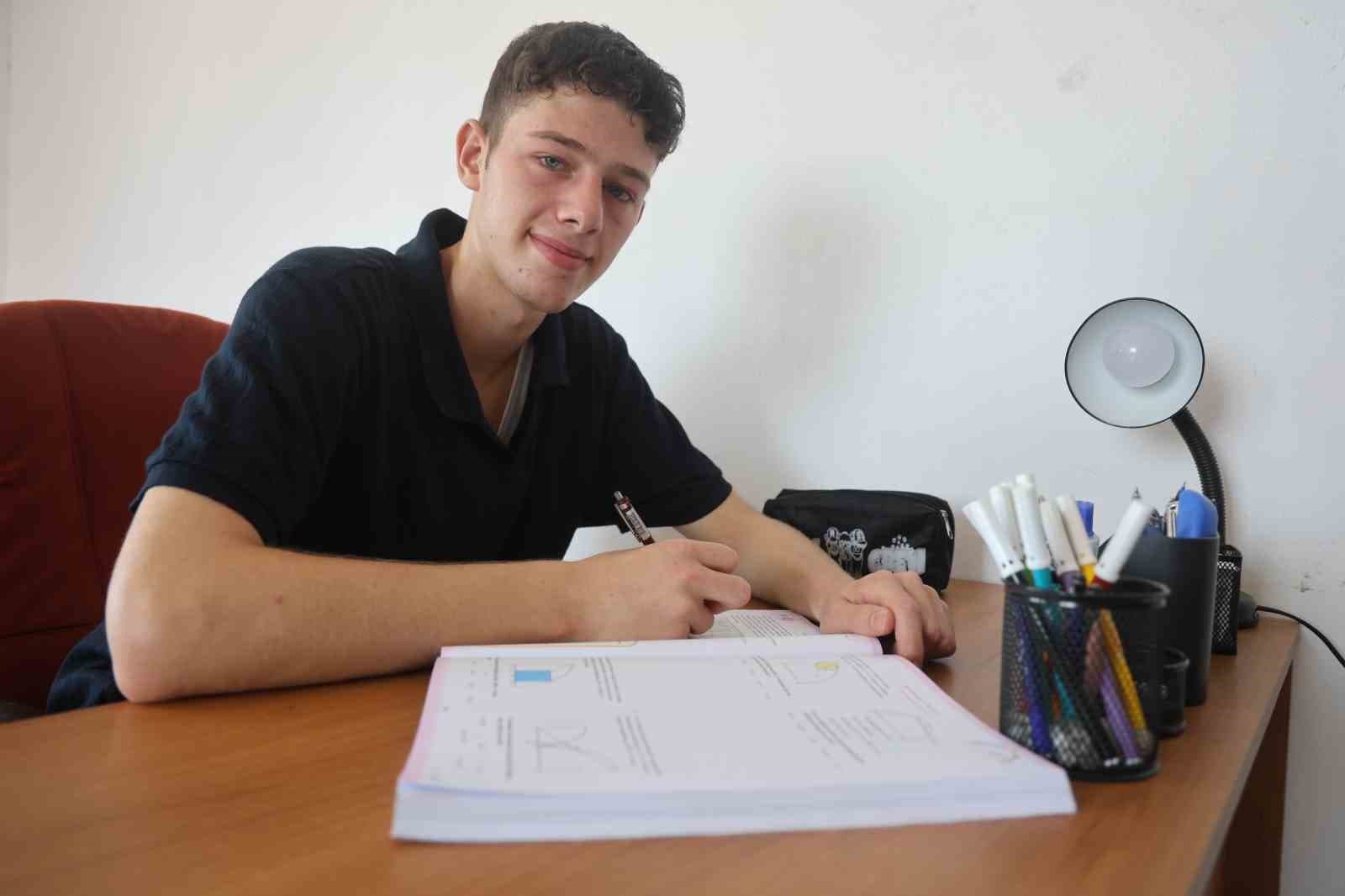Savaşa ve Depreme Rağmen Azmiyle Tıp Fakültesini Kazandı