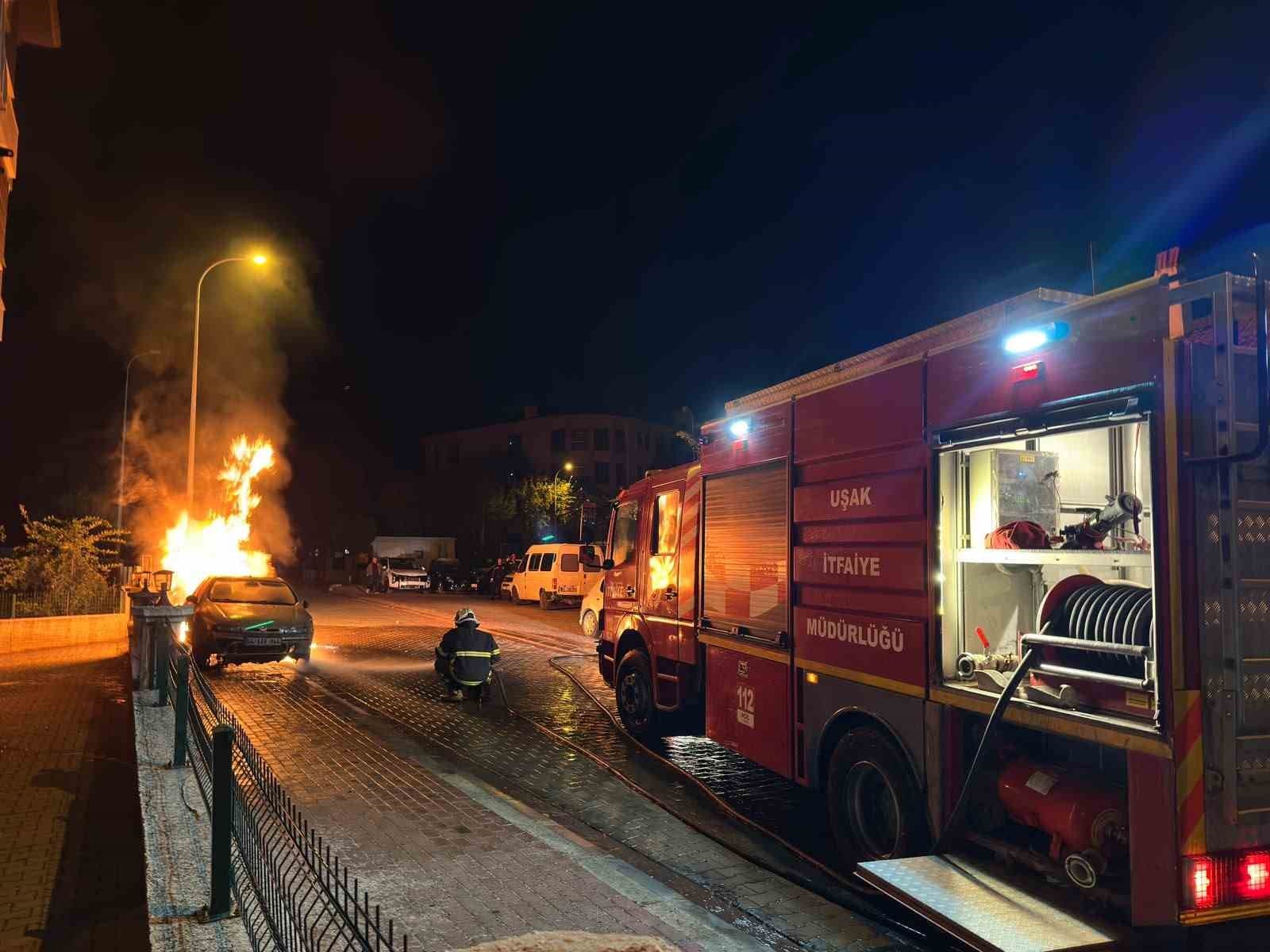 Uşak'ta Park Halindeki Araç Alev Alev Yandı: Kundaklama Şüphesi İncelemeye Alındı