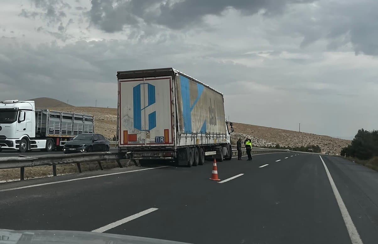 Sivrihisar'da Kontrolden Çıkan Tır Bariyerlere Çarptı