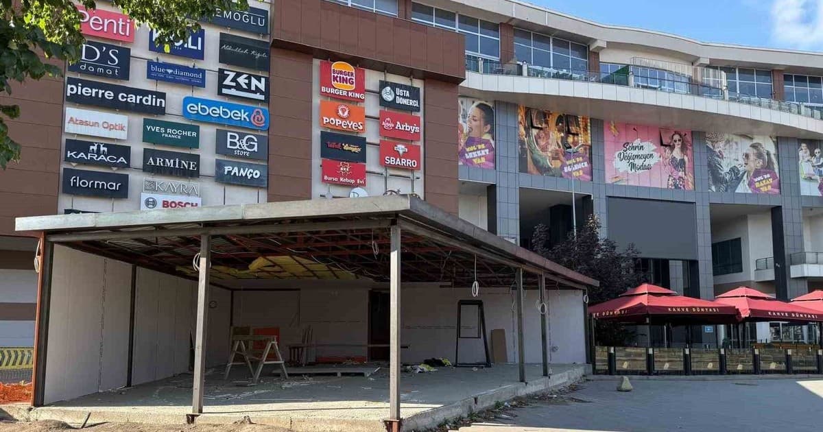 MNG AVM önünde kaldırım işgali "Gecekondu gibi dükkan" tepki çekiyor
