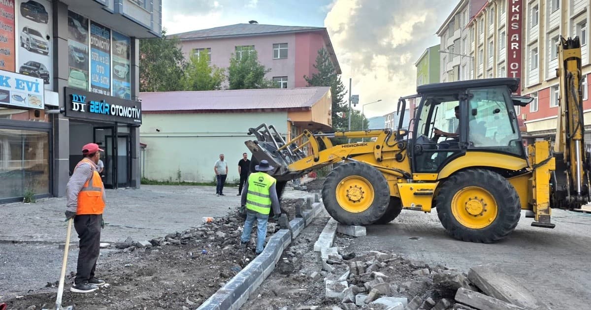 Ardahan Belediyenin kaldırım yenileme çalışmaları devam ediyor