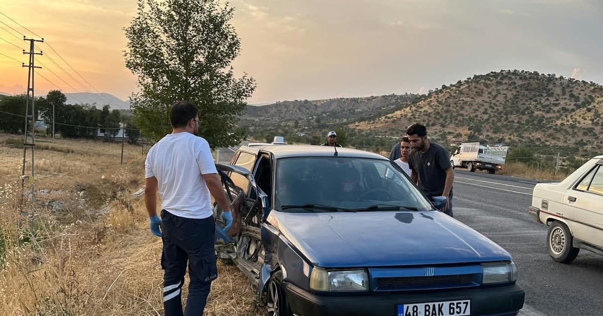 Otomobil ile minibüs çarpıştı: 2 yaralı