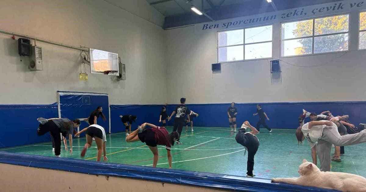 Liseli voleybolcular ilk idmanına çıktı