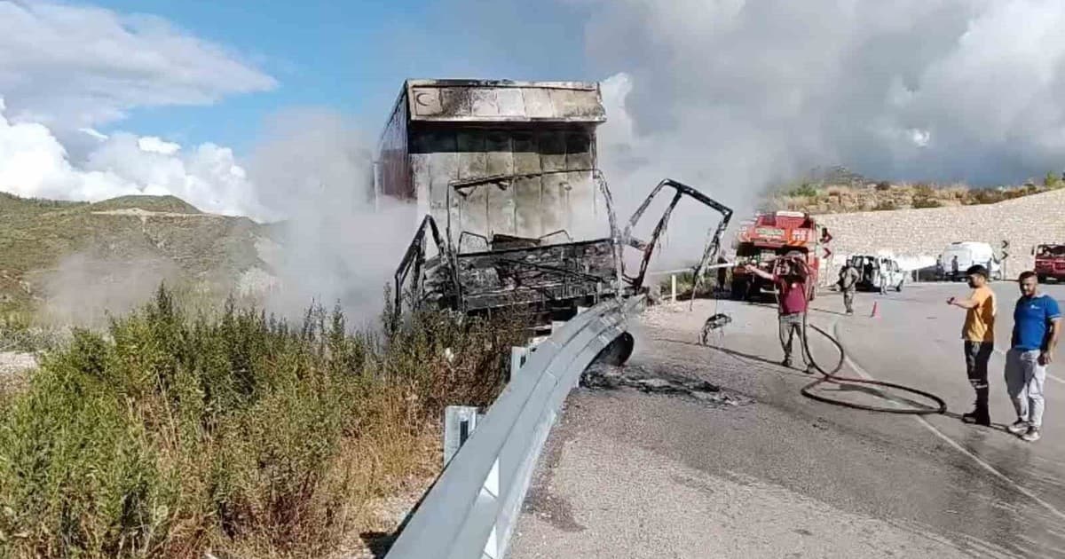 Bariyerlere çarpan kamyon alev alev yandı, sürücü yaralı kurtuldu