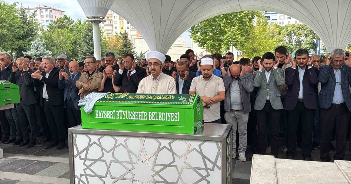Başına kaya parçası düşmesi sonucu hayatını kaybeden bebek toprağa verildi
